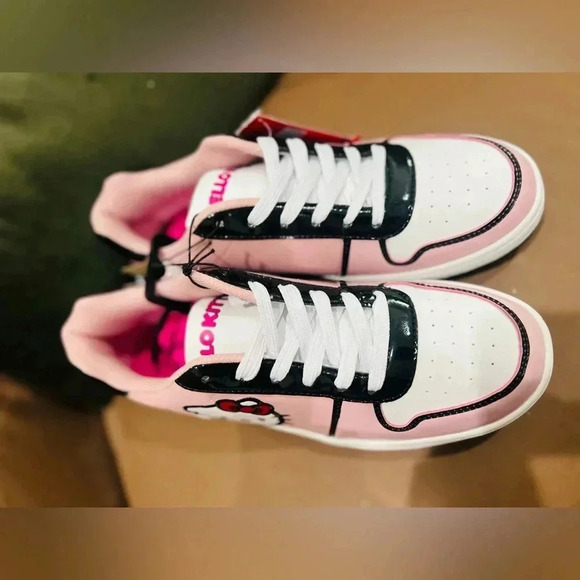New hello kitty women’s sneakers size 8 NWT great for the hello kitty lovers - Picture 5 of 6